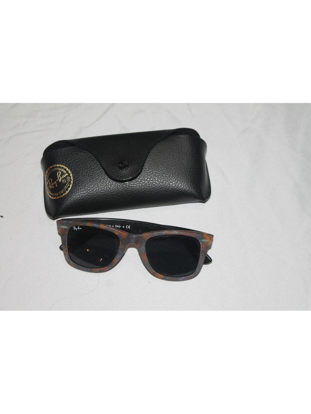 Ray-Ban Classic Wayfarer Sunglasses with Case